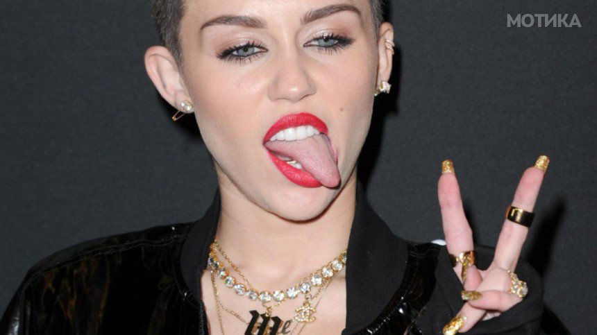 10-Celebrities-Who-Are-Extremely-Religious-Miley-Cyrus-1024x576