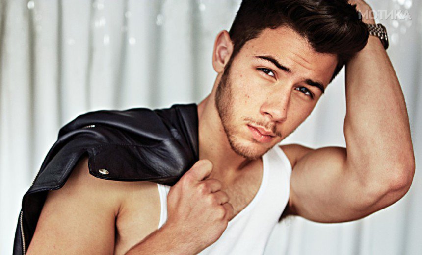 10-Celebrities-Who-Are-Extremely-Religious-Nick-Jonas1-1024x621