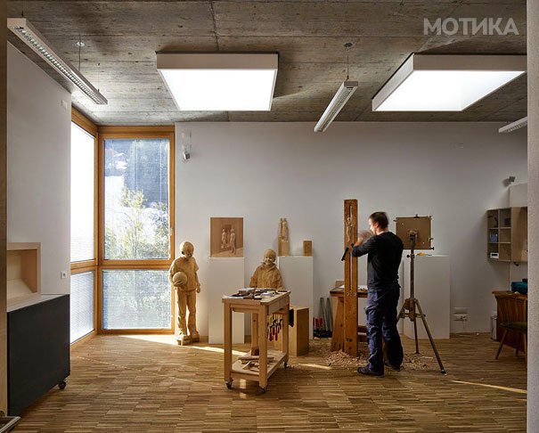 life-like-realistic-wooden-sculptures-peter-demetz-13