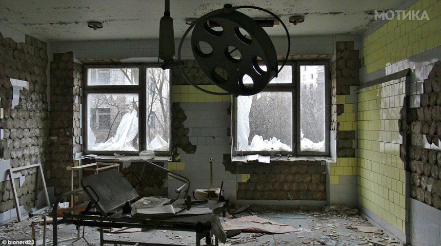 27EA5B5300000578-3056382-A_derelict_operating_room_in_Pripyat_the_ground_zero_city_when_t-a-3_1430127456201