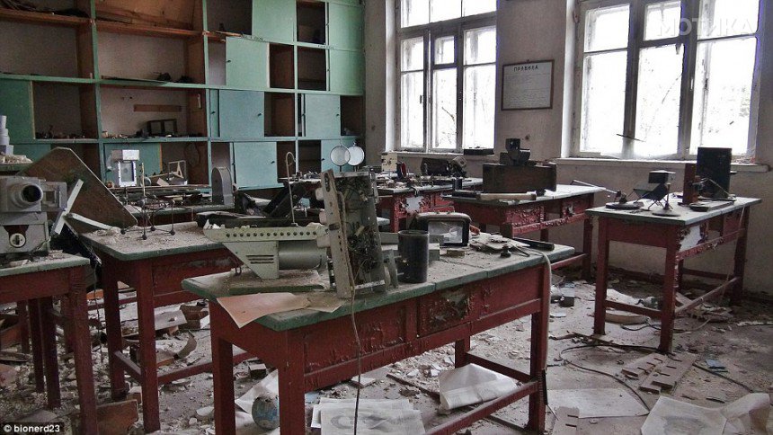 27EA5BA900000578-3056382-An_abandoned_experiment_room_in_Chernobyl_untouched_since_the_de-a-1_1430127456129