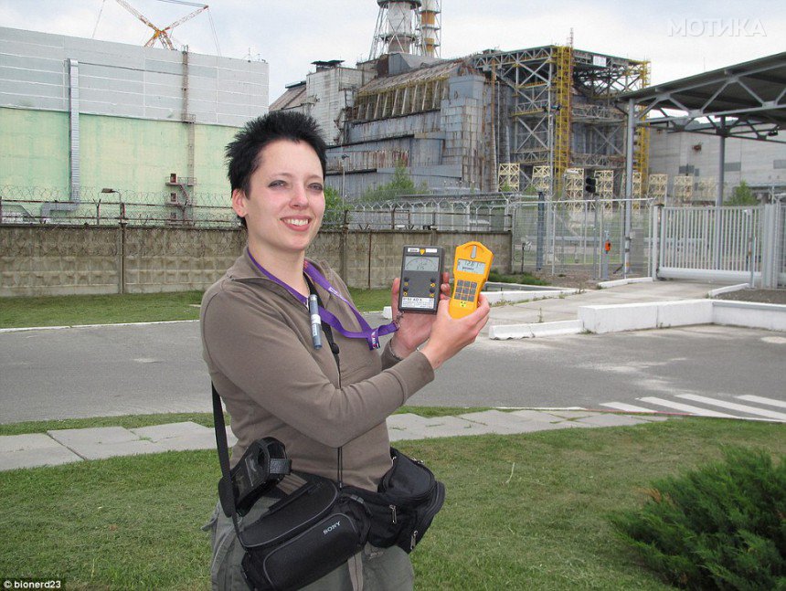 27EA5CDA00000578-3056382-Bionerd_with_her_Geiger_counters_measuring_radiation_in_Chernoby-a-8_1430127456379