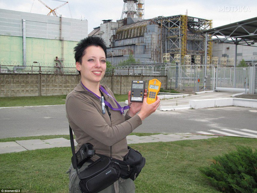 27EA5CDA00000578-3056382-Bionerd_with_her_Geiger_counters_measuring_radiation_in_Chernoby-a-8_1430127456379