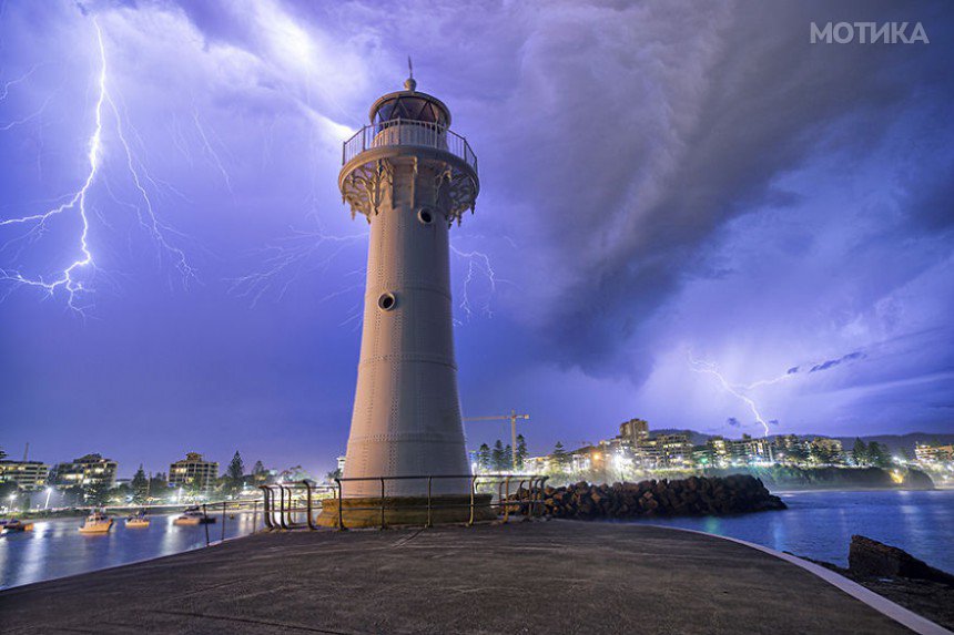 wollongong-storm-lighthouse__880