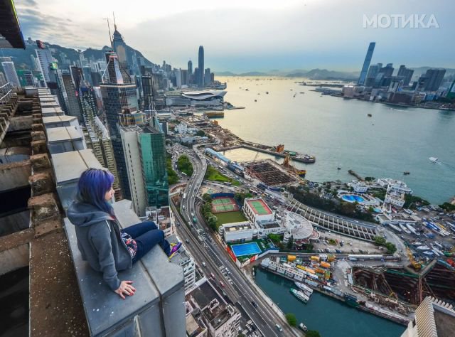 Selfie adrenaline-junkie climbers