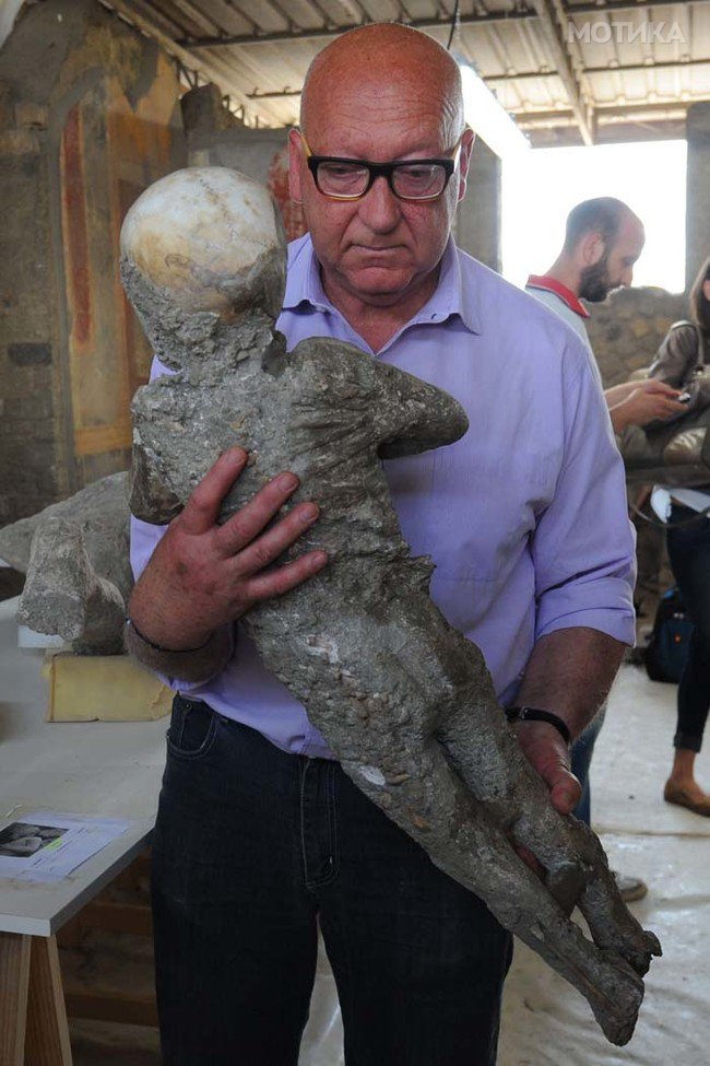 ITALY-POMPEII-RESTORATION-LABORATORY