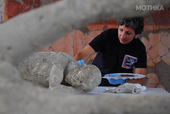 ITALY-POMPEII-RESTORATION-LABORATORY