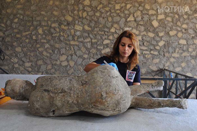 ITALY-POMPEII-RESTORATION-LABORATORY