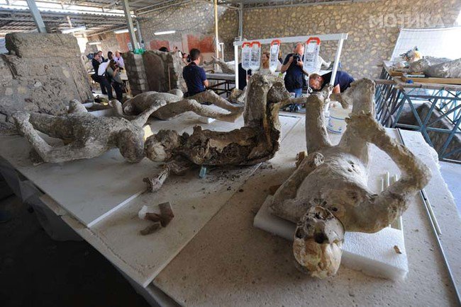 ITALY-POMPEII-RESTORATION-LABORATORY