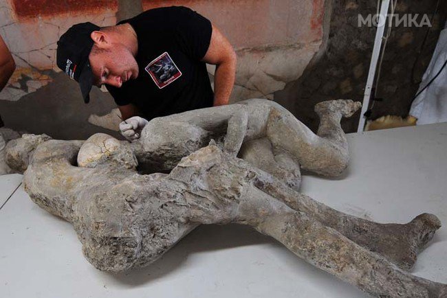 ITALY-POMPEII-RESTORATION-LABORATORY