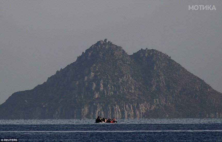 291472FC00000578-3097559-Overcrowded_An_inflatable_boat_is_pictured_in_the_Aegean_Sea_mak-a-3_1432660184476