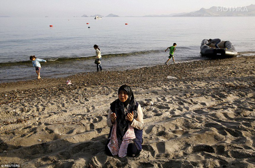 2914DA6400000578-3097559-A_Syrian_refugee_cries_as_she_prays_on_a_beach_on_the_Greek_isla-a-8_1432660184596