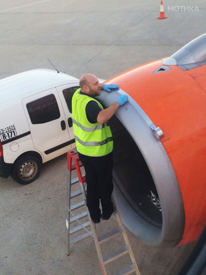 easyjet-airplane-speed-tape-600mph-adam-wood-tweet-2