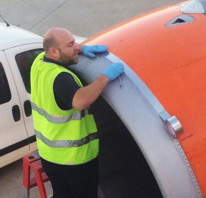 easyjet-airplane-speed-tape-600mph-adam-wood-tweet-3