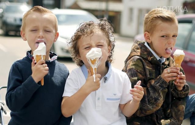 Children eat ice cream at Appleby-in-Westmorland,