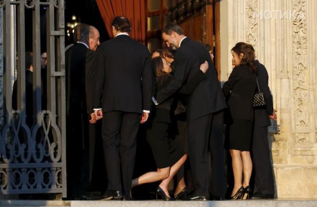 Wife of the late Bulgarian Prince Kardam kneels in front of Spain's King Felipe after a service in memory of the late prince in Madrid