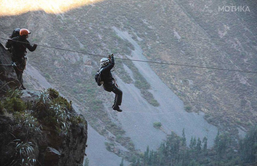 scary-see-through-suspended-pod-hotel-peru-sacred-valley-3