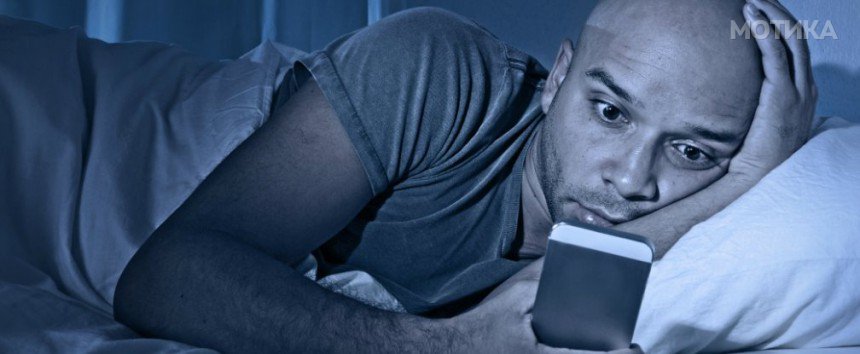 Here’s What Happens To Your Body When You Check Your Smartphone Before Bed