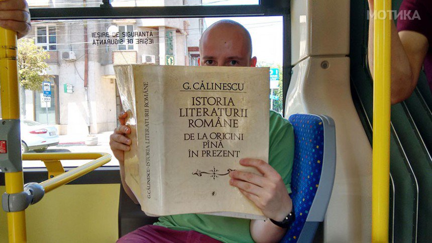 Romanian-City-Gives-Free-Bus-Rides-To-People-Who-Read-Books-Inside1__880