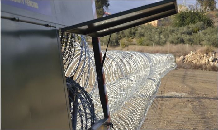 barbed_wire_fence_04