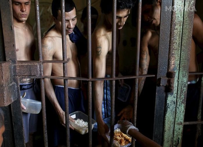 inside_panamanian_prison_01