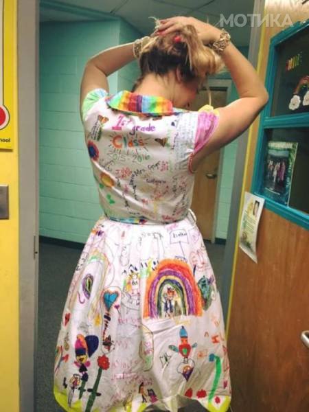 teacher_wears_quite_an_unusual_dress_to_the_last_day_of_school_640_05