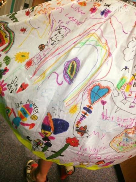 teacher_wears_quite_an_unusual_dress_to_the_last_day_of_school_640_07