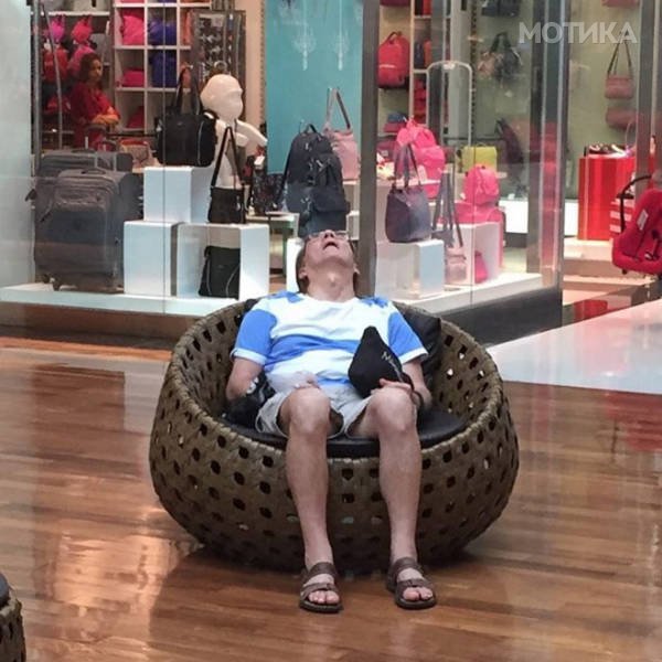 poor_souls_trapped_in_the_shopping_hell_640_13