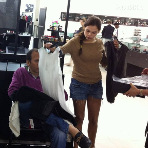 poor_souls_trapped_in_the_shopping_hell_640_15