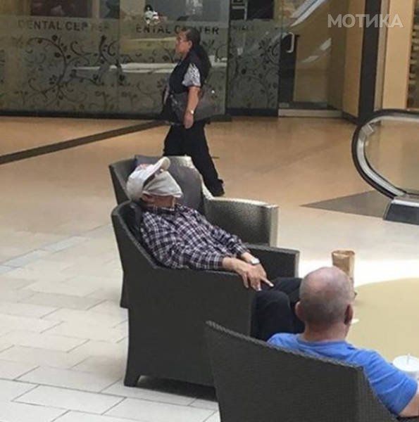 poor_souls_trapped_in_the_shopping_hell_640_19