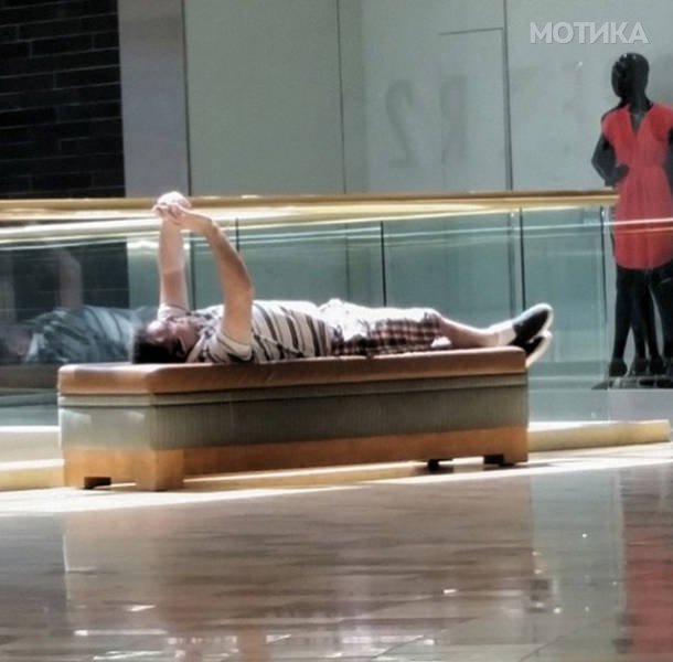 poor_souls_trapped_in_the_shopping_hell_640_25