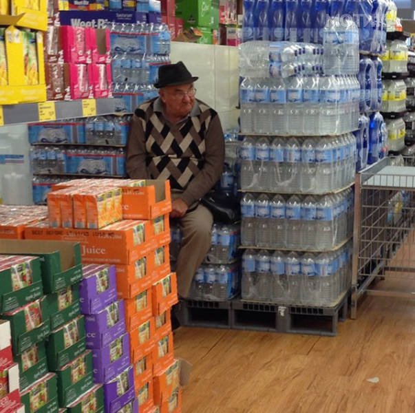 poor_souls_trapped_in_the_shopping_hell_640_26