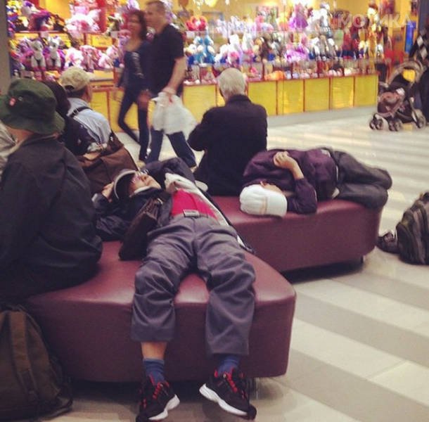 poor_souls_trapped_in_the_shopping_hell_640_37