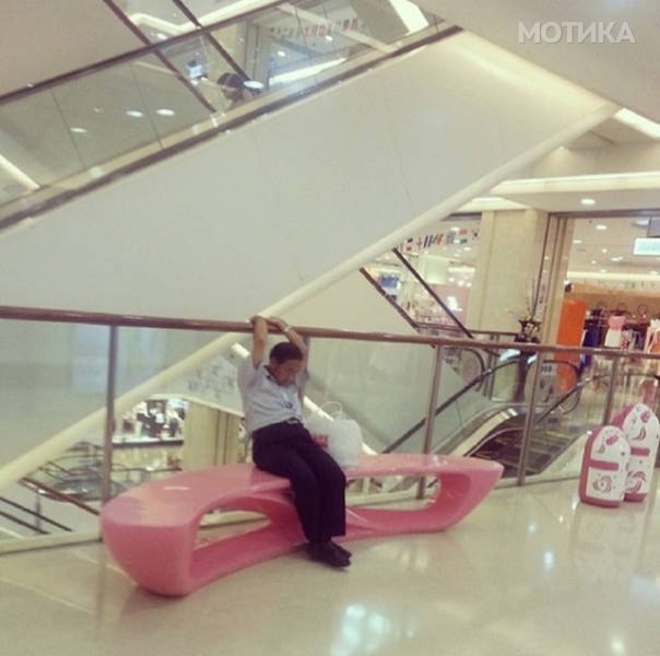 poor_souls_trapped_in_the_shopping_hell_640_38