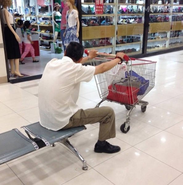poor_souls_trapped_in_the_shopping_hell_640_40
