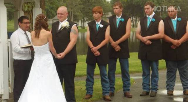 when_groomsmen_and_bridesmaids_took_wedding_photos_to_a__002
