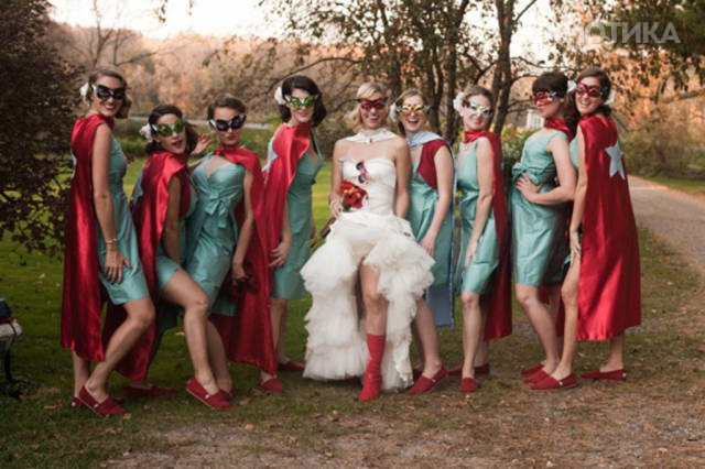 when_groomsmen_and_bridesmaids_took_wedding_photos_to_a__005