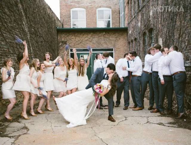 when_groomsmen_and_bridesmaids_took_wedding_photos_to_a__006