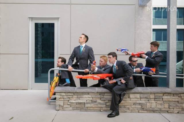 when_groomsmen_and_bridesmaids_took_wedding_photos_to_a__008