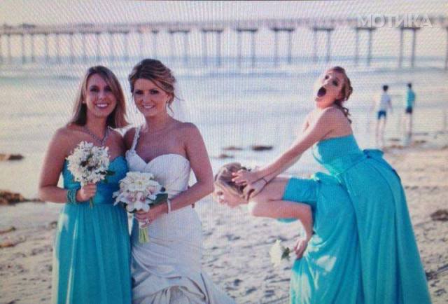 when_groomsmen_and_bridesmaids_took_wedding_photos_to_a__009