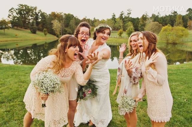 when_groomsmen_and_bridesmaids_took_wedding_photos_to_a__010