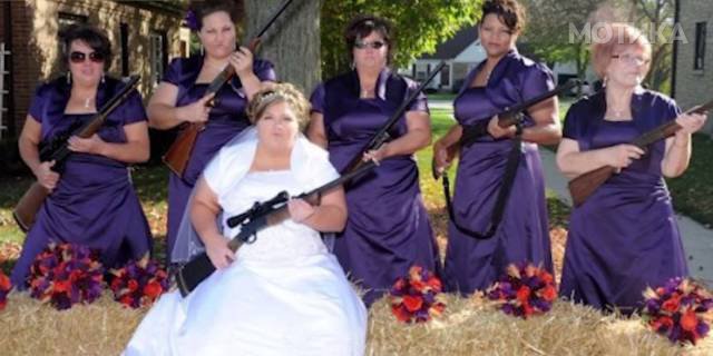 when_groomsmen_and_bridesmaids_took_wedding_photos_to_a__011