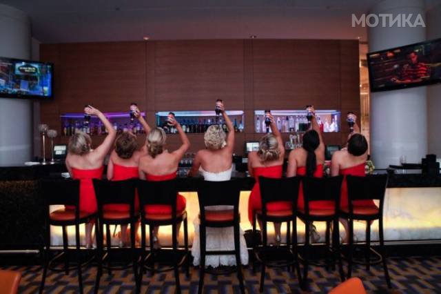 when_groomsmen_and_bridesmaids_took_wedding_photos_to_a__012