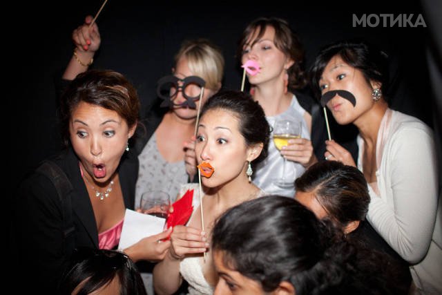 when_groomsmen_and_bridesmaids_took_wedding_photos_to_a__013
