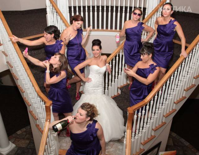 when_groomsmen_and_bridesmaids_took_wedding_photos_to_a__014