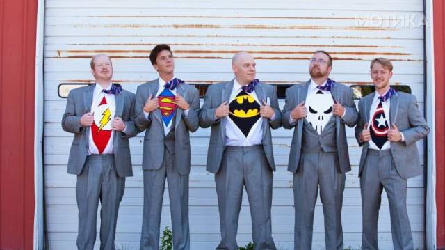 when_groomsmen_and_bridesmaids_took_wedding_photos_to_a__019