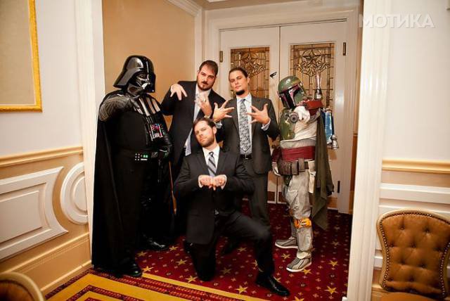 when_groomsmen_and_bridesmaids_took_wedding_photos_to_a__020