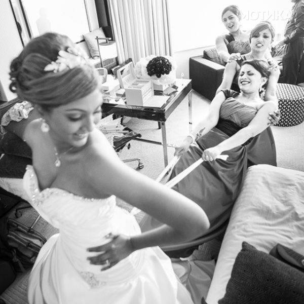 when_groomsmen_and_bridesmaids_took_wedding_photos_to_a__022