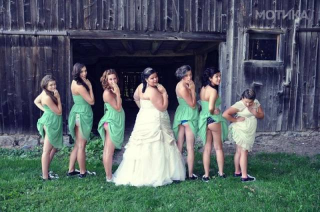 when_groomsmen_and_bridesmaids_took_wedding_photos_to_a__023