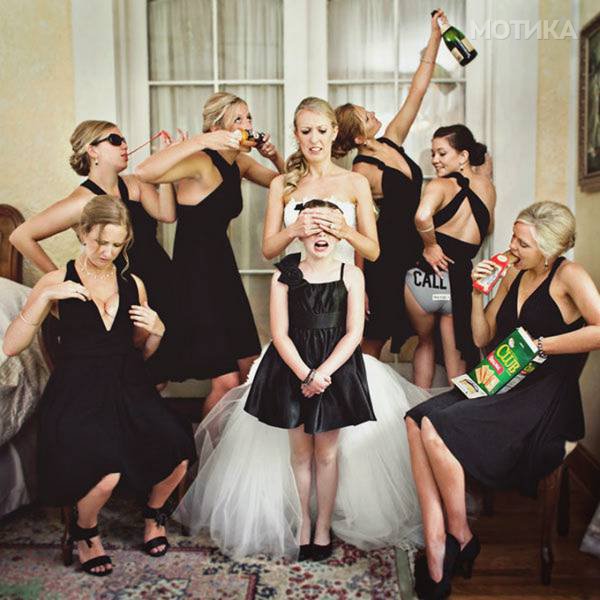 when_groomsmen_and_bridesmaids_took_wedding_photos_to_a__024